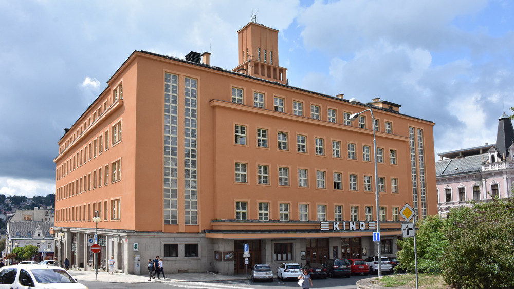 Jablonecká radnice, čítankový příklad meziválečné moderny s prvky konstruktivismu a funkcionalismu.