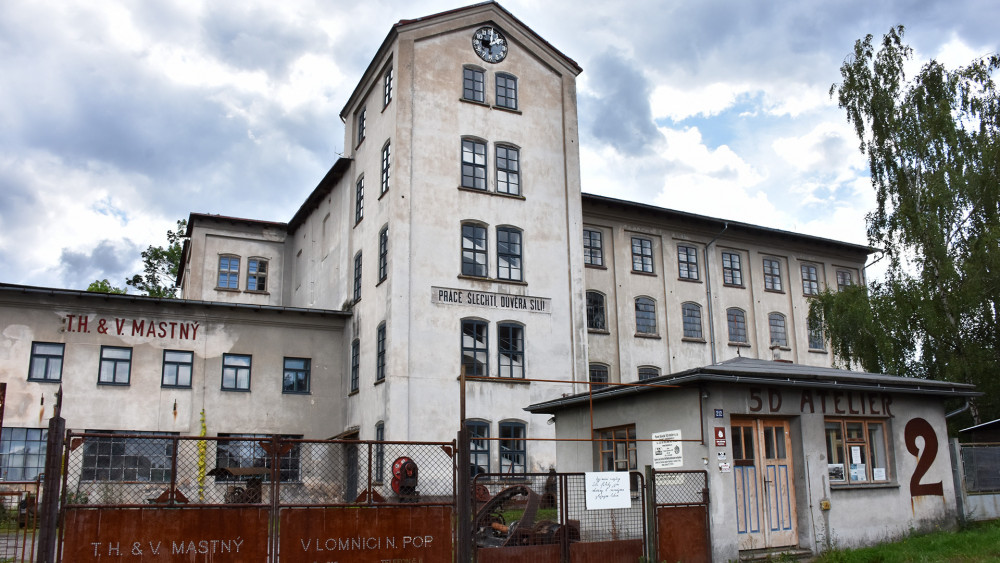 Bývalá továrna Mastných v Lomnici nad Popelkou.