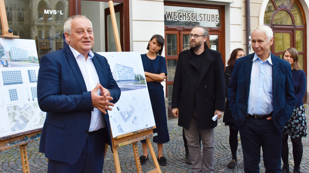 Představení architektonických týmů Liberce proběhlo za přítomnosti primátora Zámečníka (vlevo), náměstka pro rozvoj a dotace Němečka (zcela vpravo) a dalších členů rady města a vedoucích odborů.