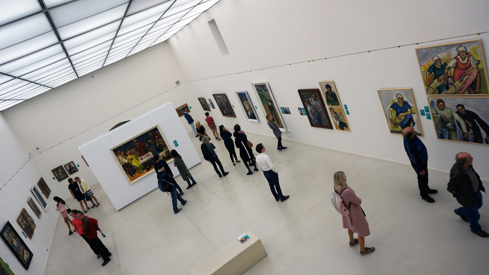 Pohled na výstavu Paula Gebauera z chodby - galerie - nad sálem.