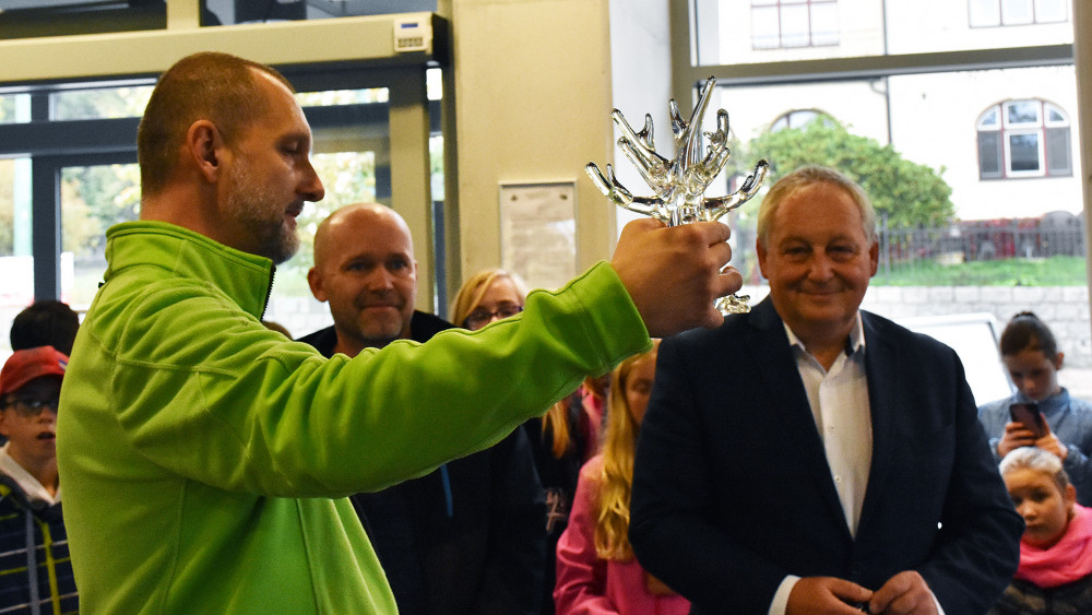 David Nejedlo představuje křišťálové ocenění, které na svých misích ve světě udílí Liberecká ZOO za významné činy na poli ochrany přírody a zachování biodiversity.