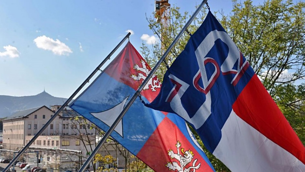Sokolská vlajka už vlaje na budově Libereckého kraje. Foto z FB hejtmana M. Půty