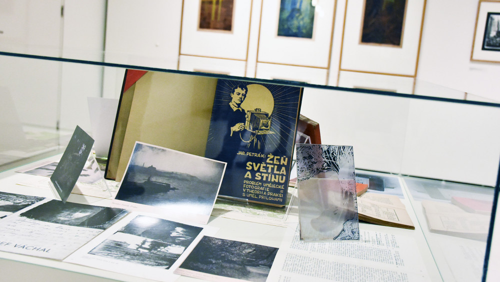 Výstavu obohacuje pár dalších artefaktů, například kopie skleněné desky s kresbou podle fotografie.