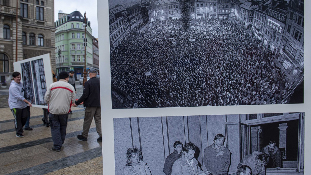 Drahoňovského ikonické fotografie jsou nyní součástí instalace na Nám. E. Beneše. Foto: Artur Irma