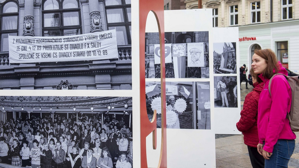 Drahoňovského fotografie tvoří základ nejen výstavy v centru Liberce. Jsou také součástí knihy, která vyjde 17. listopadu. Foto: Artur Irma