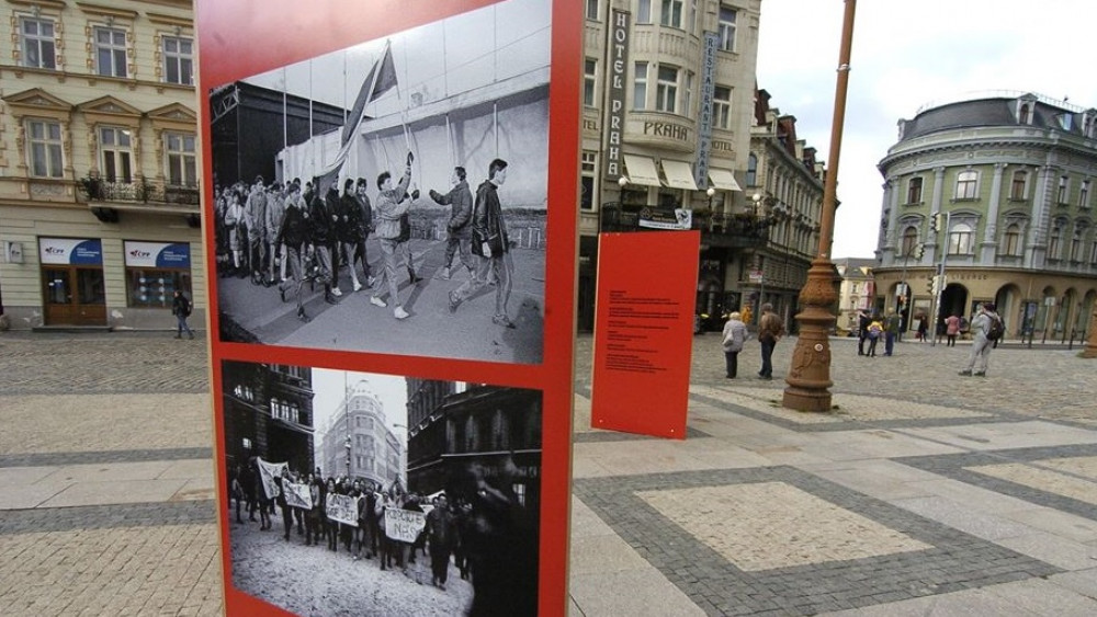 Fotografie z FB Petra Šimra zachycuje instalaci na Nám. Dr. E. Beneše v Liberci. Ikonické fotky jeho kolegy M. Drahoňovského jí dominují.