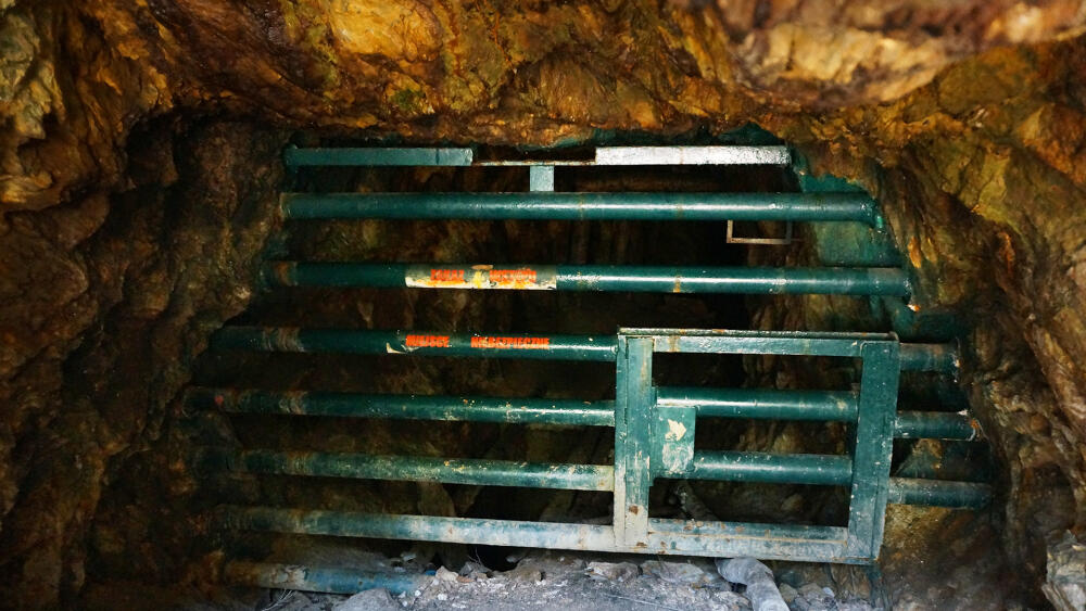Kolorowe jeziorka, stará šachta dolu na pyritové břidlice.