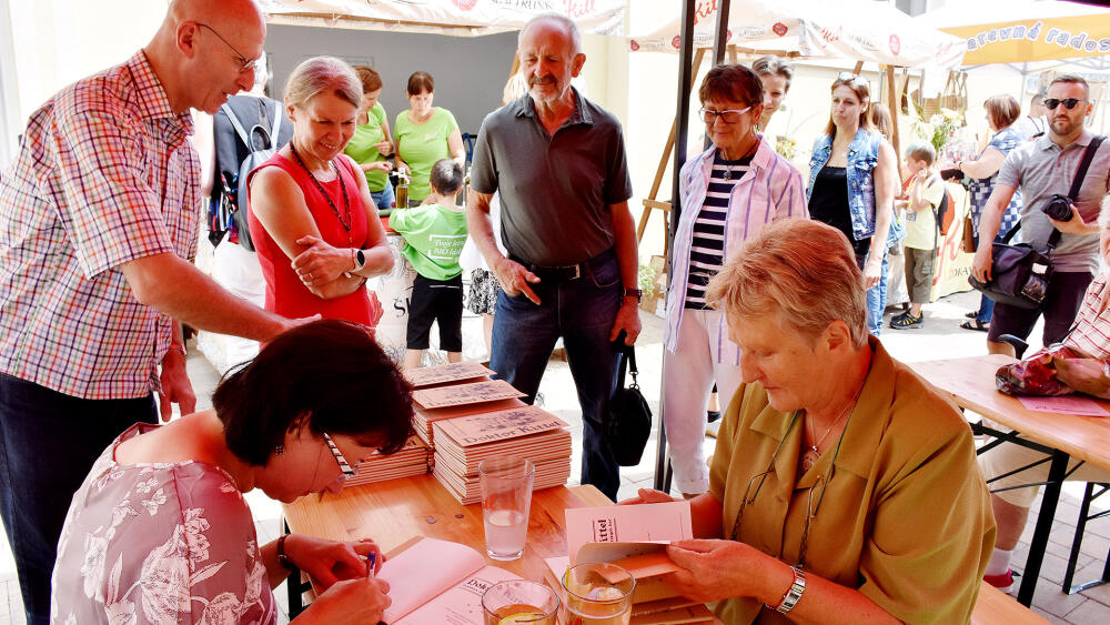 Christa Petrásková (vpravo) podepisuje prvních sto výtisků.