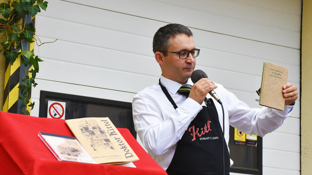 Jan Vokurka ukazuje originál knihy G. Leutelta.