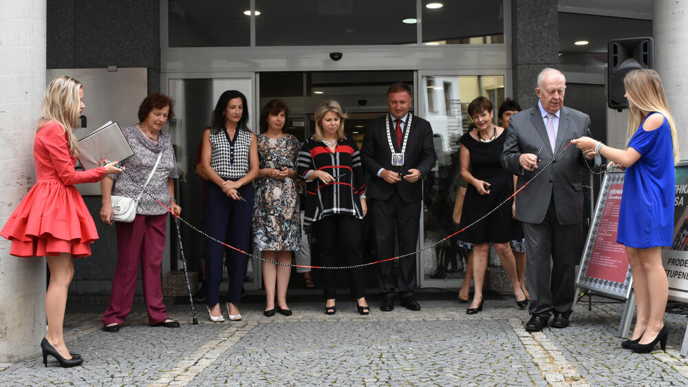 Křehká krása není zahajován apřestřižením pásky, ale dlouhého korálového "náhrdelníku". (Ročník 2017)