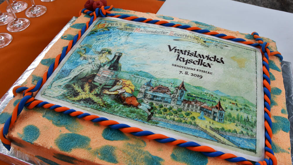 Slavnostní dort k obnově Vratislavické kyselky.