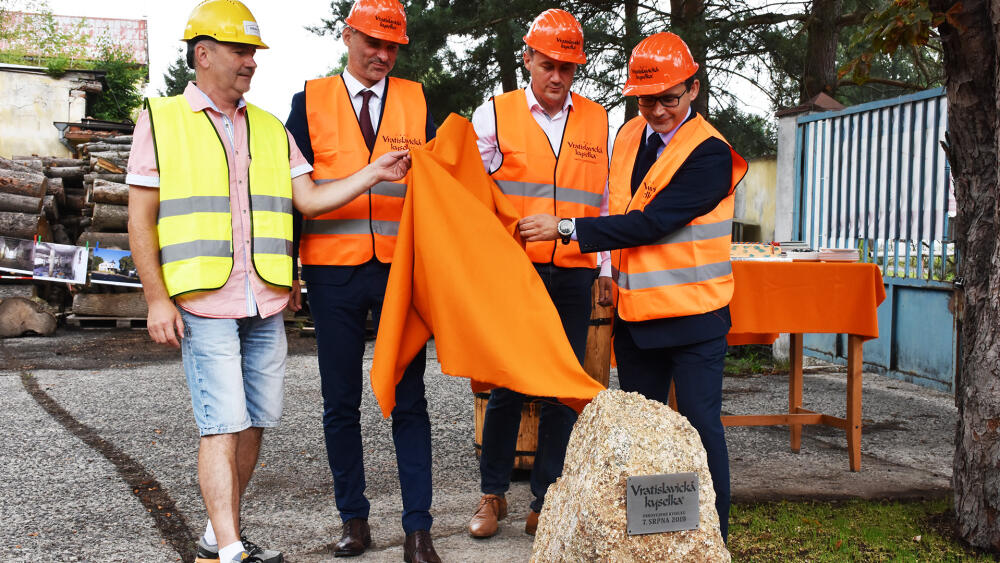 Odhalení pamětního kamene. Pánové mají helmy s logem Vratislavické kyselky a oranžové vesty, protože nejprodávanější bývala kyselka s příchutí pomeranče.