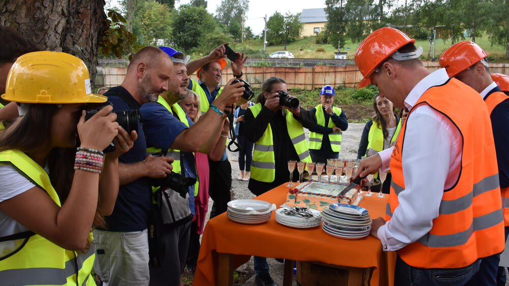Porcování dortu pod drobnohledem médií.
