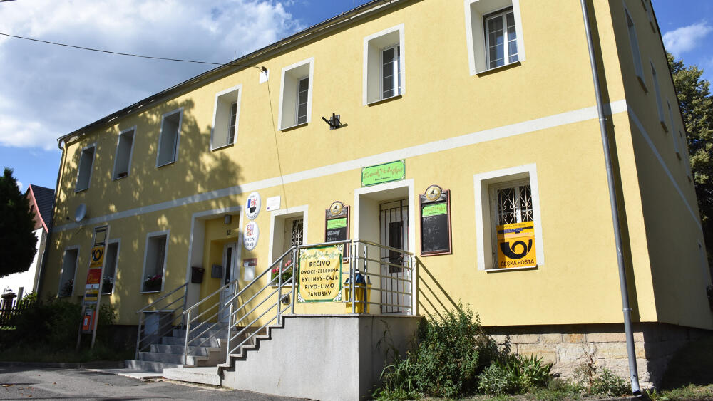 Obecní úřad, knihovna, pošta a konzum.