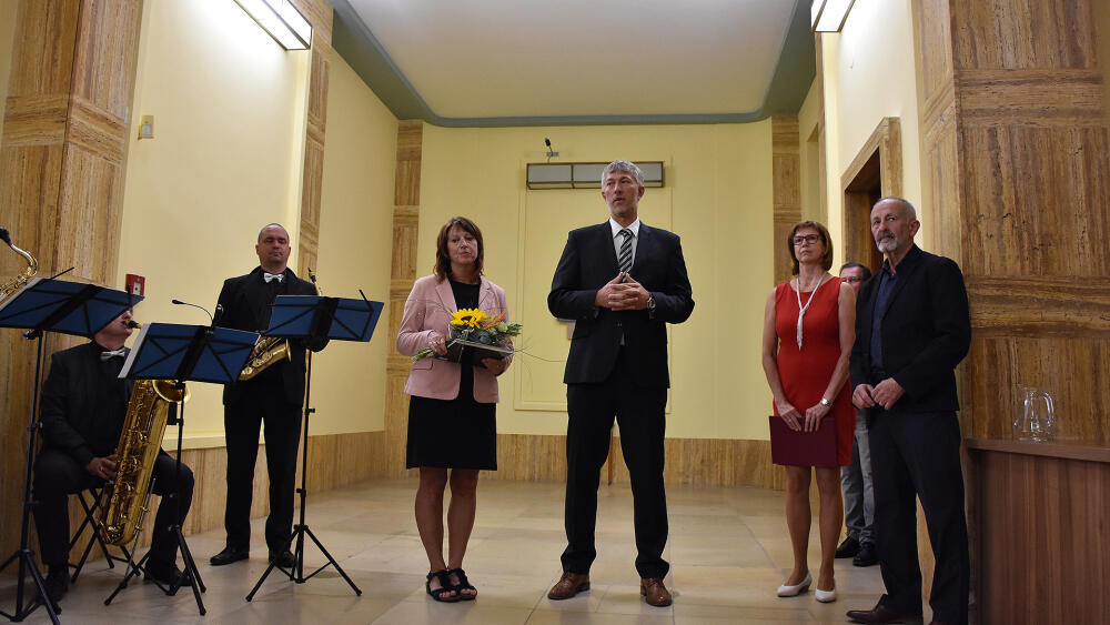 Vnučka Daniela Schejbalová (v růžovém), primátor Milan Kroupa (uprostřed) a Jiří Dostál, autor pamětní desky.