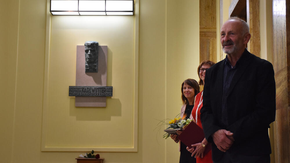 Osvíceno! V popředí stojí Jiří Dostál, autor pamětní desky.