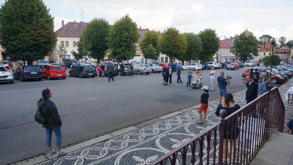 Ještě pár minut před začátkem akce se zdálo, že zástupci médií budou hrát nad účastníky přesilovku.