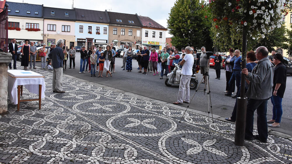 Za několik minut se ale lidé sešli a během proslovu J. Bárty dav stále narůstal. 