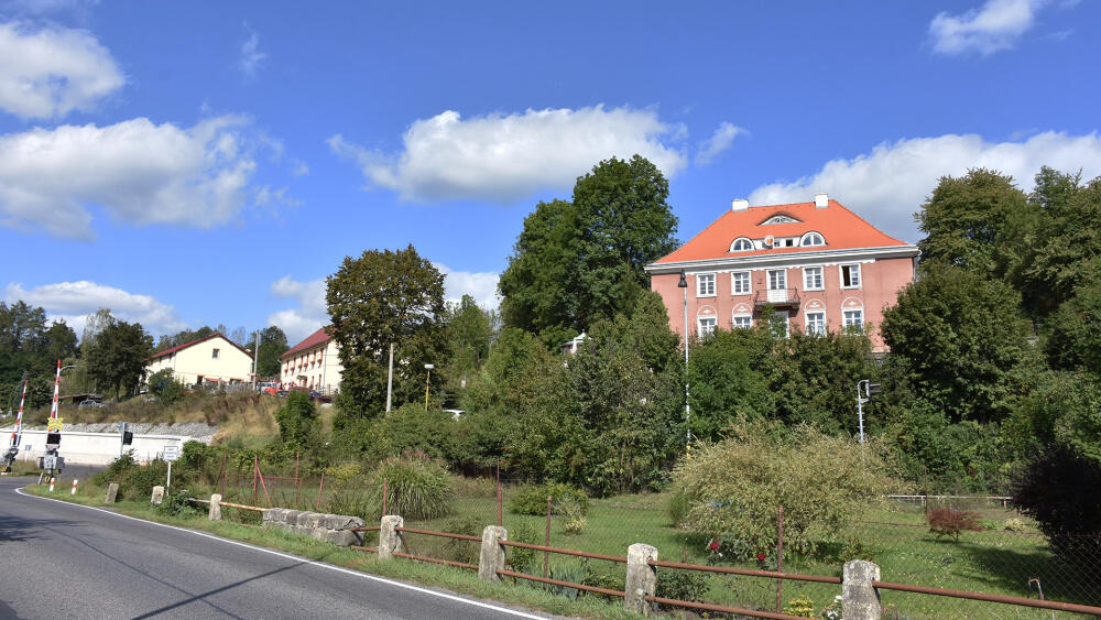 Ze sídla továrníka Schneidera je dnes dům s pečovatelskou službou. Vlevo vzadu je Minimuzeum Achilles.
