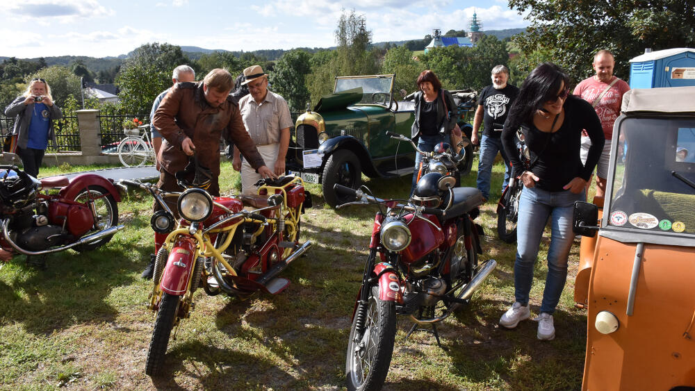 6. sraz přátel historických velocipedů a motocyklů v Horní Polici.