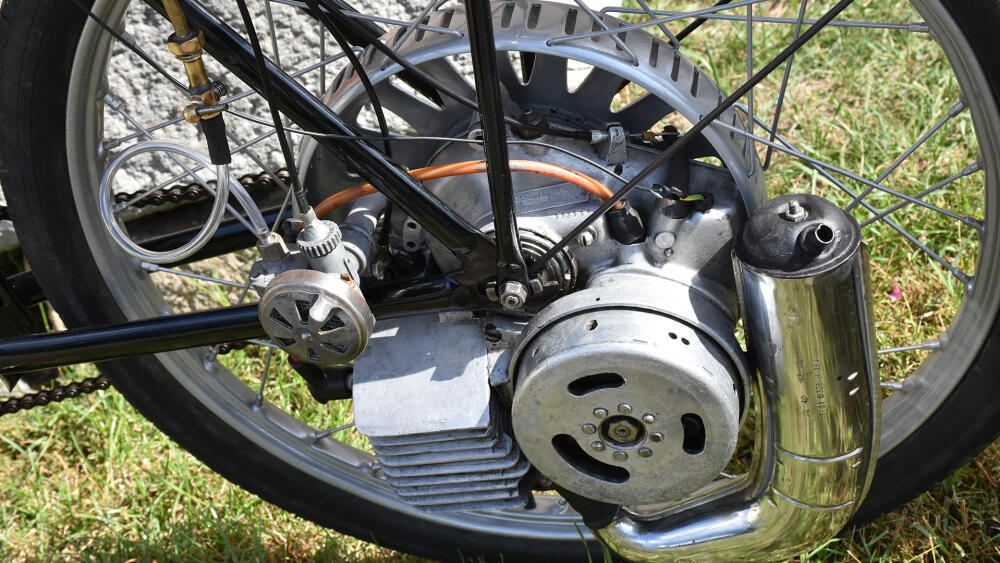 Motorizovaná kola byla hitem již před více jak sto lety, nevýhodou oproti elektrokolům je jen zápach a hluk motorku.