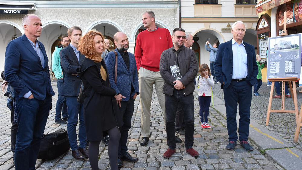 Tým Rady architektů promíchaný mezi politiky a diváky.