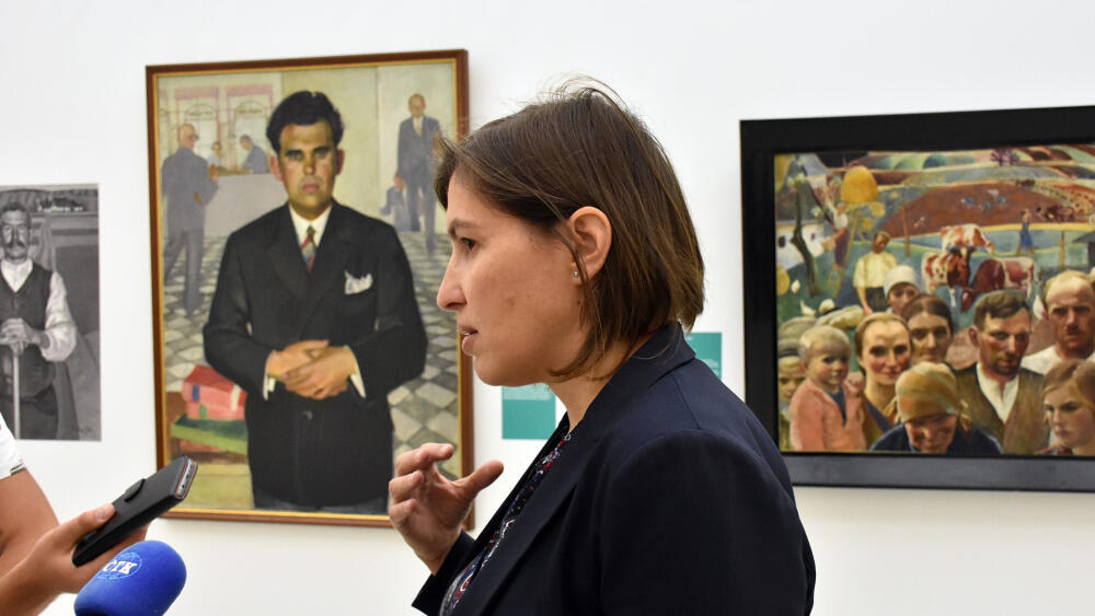 Anna Habánová, kurátorka výstavy Paula Gebauera, mezi obrazy a novináři.