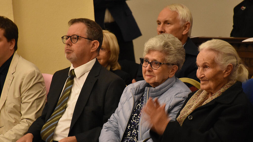 Z leva: velvyslanec Izraele Daniel Meron a Wintonovy děti Lady Milena Grenfell-Baines a Ruth Hálová.