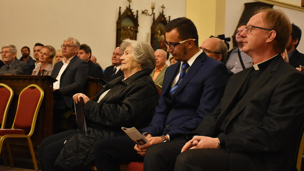 Z leva do prava: Wintonovo dítě Zuzana Marešová, Martin Kudrna, vnuk Edith Weitzenové, arciděkan liberecké farnosti Radek Jurnečka.