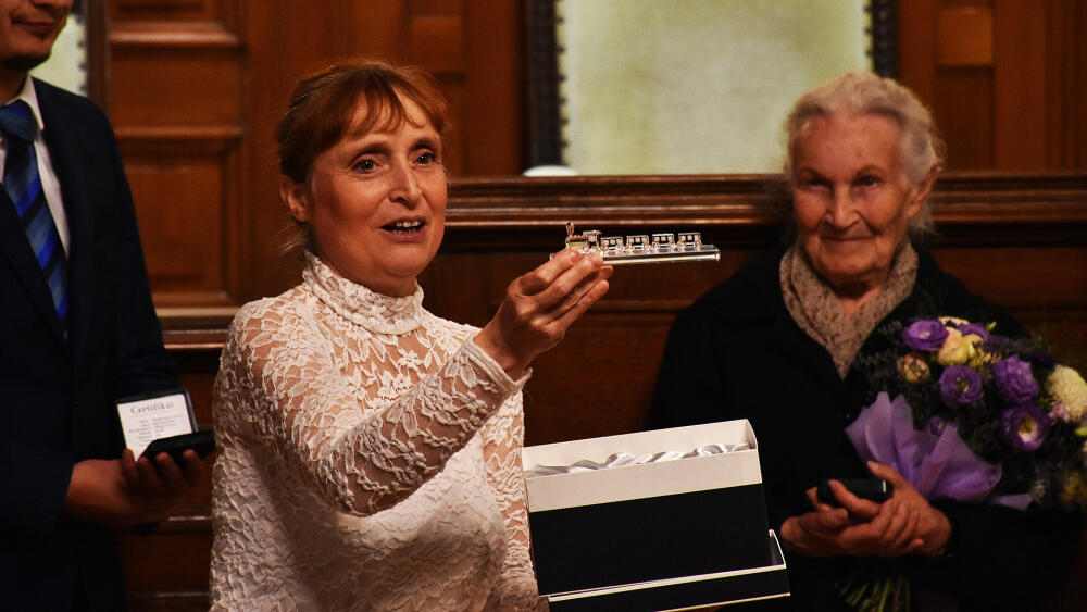 Jana Konvalinková ukazuje křišťálový Vlak naděje.