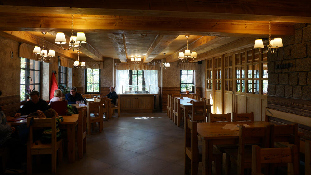 Interiér restaurace na Bramberku.