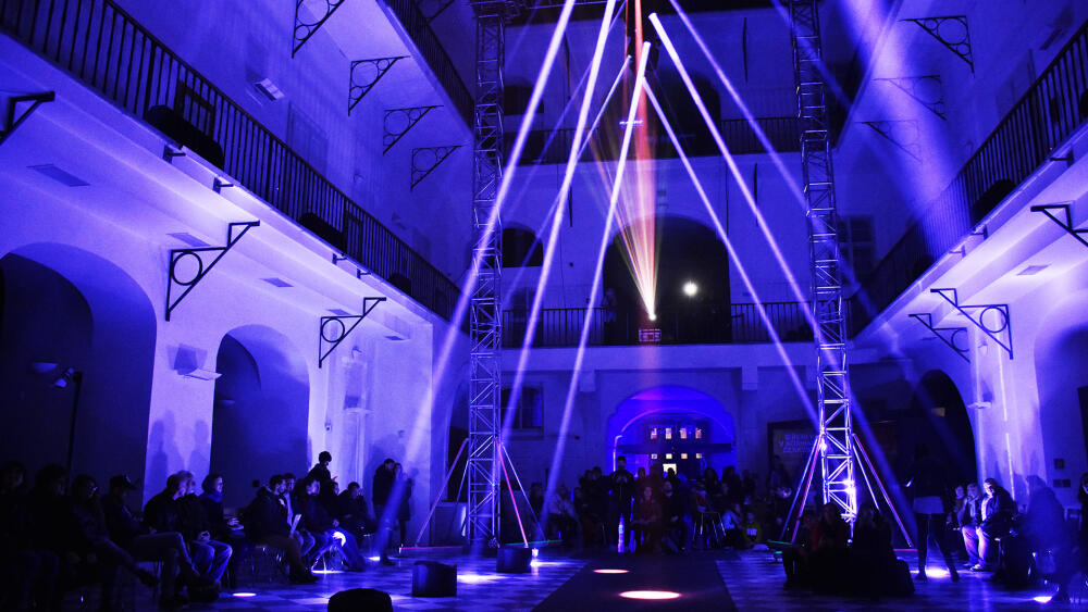 Memo Akten - Simple Harmonic Motion for Lights.