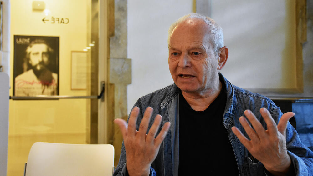 Miloš Šejn v popředí, Josef Váchal vzadu.