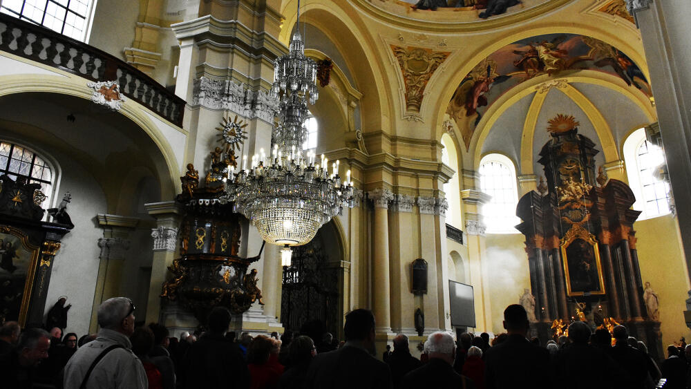 Jak jsou příběhy skla svázané s naší krajinou, dokazuje impozantní lustr hejnického chrámu. Roku 1853 ho věnoval sklářský magnát a místní rodák Josef Riedel.