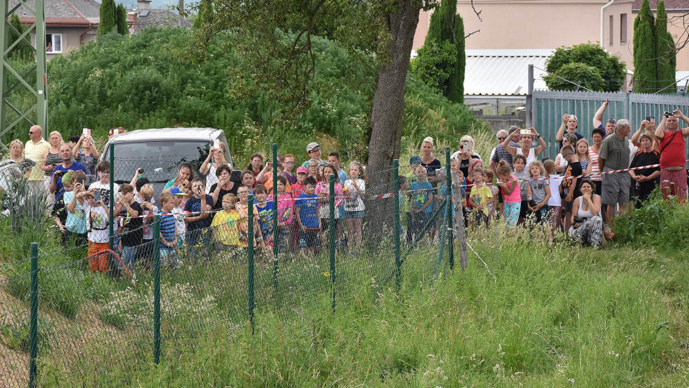 ...a napínavou podívanou si nenechali jít ani lidé ze širokého okolí.