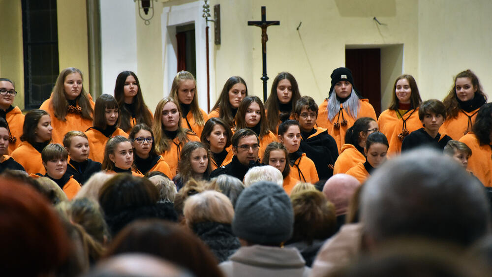 Iuventus, gaude! a jeho sbormistr Tomáš Pospíšil v akci.