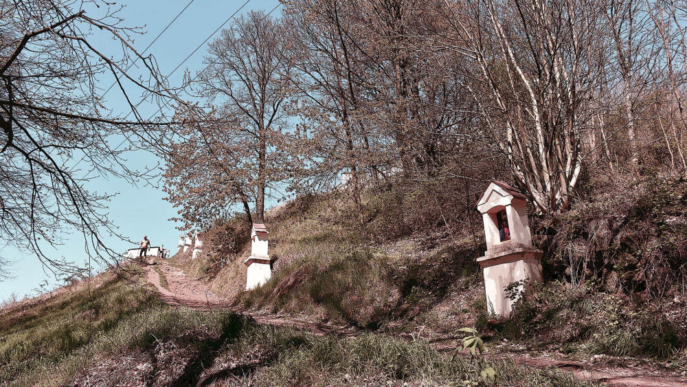 Křížová cesta nese stopy klasicistní přestavby a nejnověji byla opravena a obrazy nově osazena v roce 2011. Tehdy byla 12. 8. znovu vysvěcena.