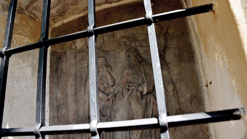 Kaplička před křížovou cestou, detail.