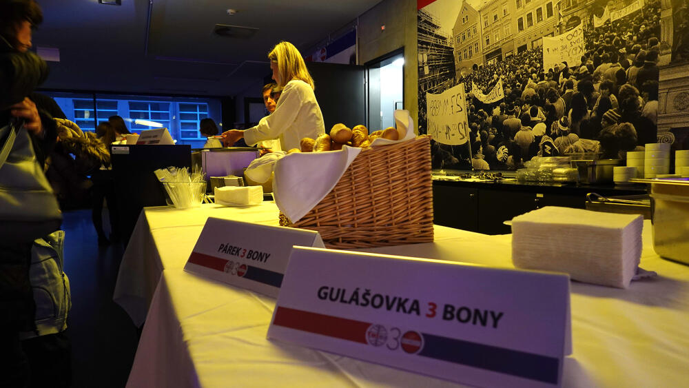 Za koruny jste si ten večer nic nekoupili, za bony ano.