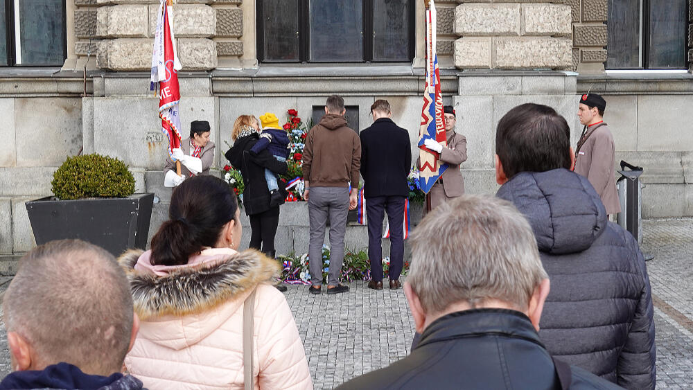 Fronta před památníkem obětem srpna 68 byla dlouhá. Politikové, mající kladení květin v popisu práce, byli v menšině.