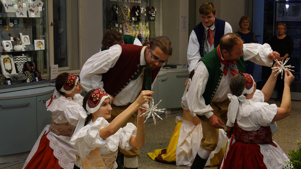 Folklorní soubor Nisanka do svého vystoupení zakomponoval 3D hvězdy z Rautisu.