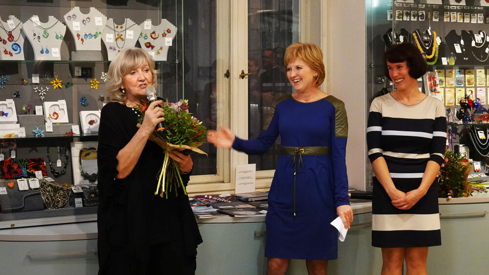 Z leva do prava: aranžérka výstavy Oliva Mlsová, ředitelka muzea Milada Valečková, kurátorka výstavy Dagmar Havlíčková.