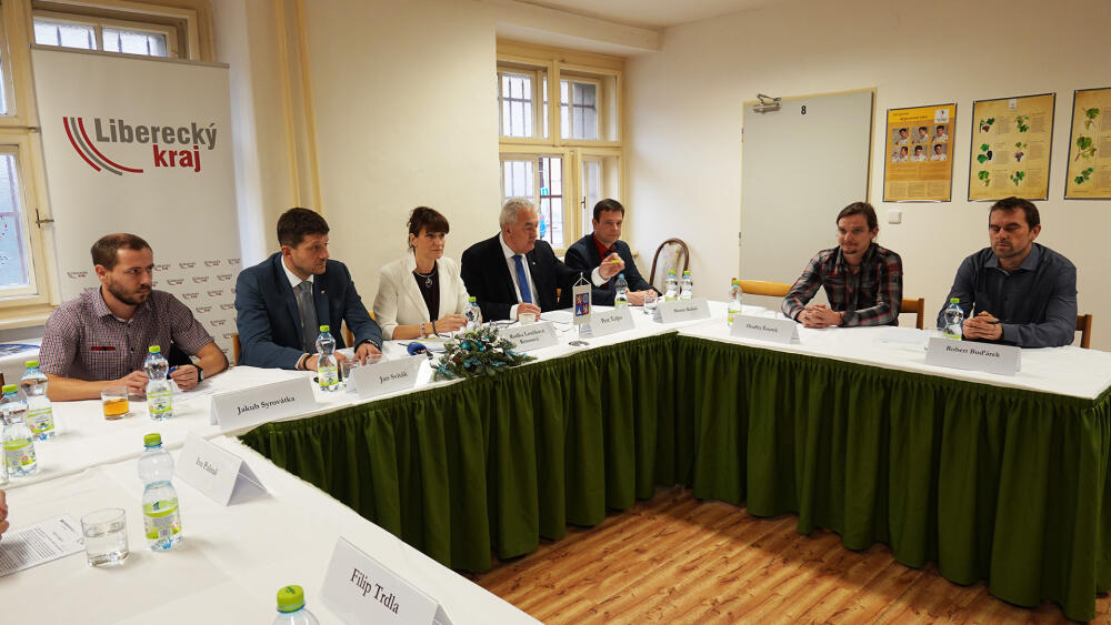 Tisková konference probíhala opravdu na vysoké úrovni za účasti krajských radních, zástupců firmy BAK, ředitele školy a technického dozoru investora.