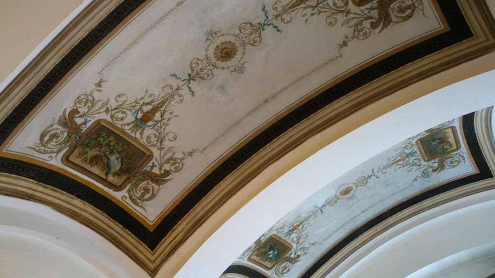 Interiér dodnes nese (nebo do rekonstrukce určitě nesl) stopy bývalé funkce budovy. Archivní foto z dubna 2016.