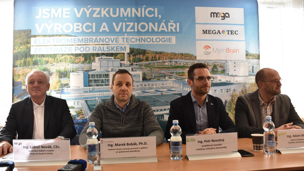 Tisková konference. Z leva do prava sedí: Luboš Novák, gen. ředitel a majitel skupiny MEGA, Marek Bobák, vedoucí rozvoje MemBrain, Petr Novotný, proj. manažer Institutu cirkulární ekonomiky, Adam Moravec, ved. bioplyn. sekce Českého sdružení pro biomasu.