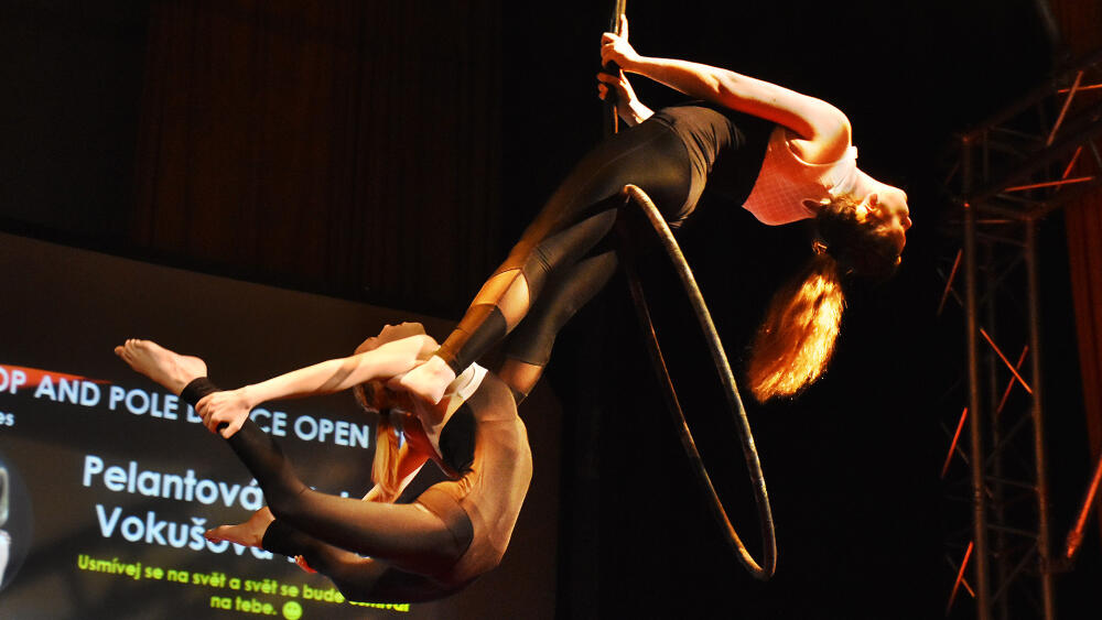 Aerial hoop - dvojice Michala Pelantová, Tereza Vokušová.
