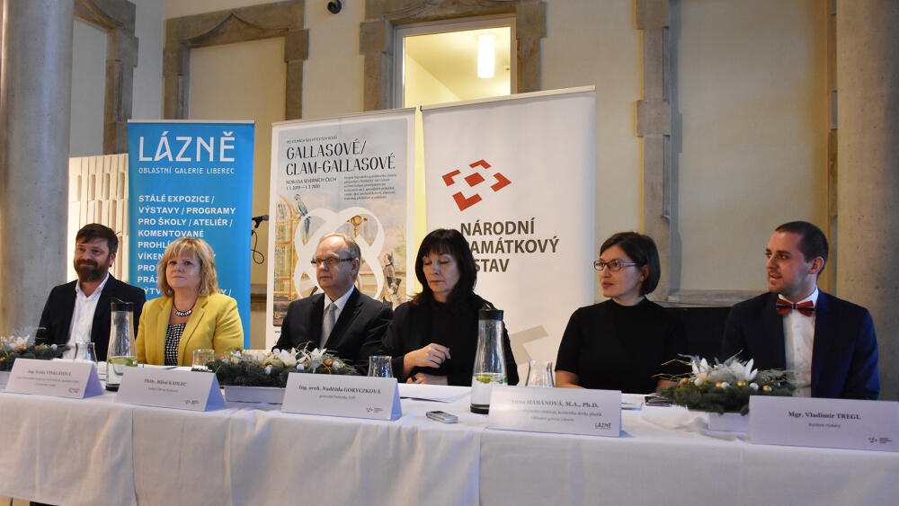 Z tiskové konference. Z leva do prava sedí J. Randáček, ředitel OGL, K. Vinklátová, radní Libereckého kraje, M. Kadlec, ředitel ÚPS na Sychrově, N. Goryczková, ředitelka NPÚ, A. Habánová, koordinátorka výstavy za OGL, V. Tregl, kurátor výstavy.