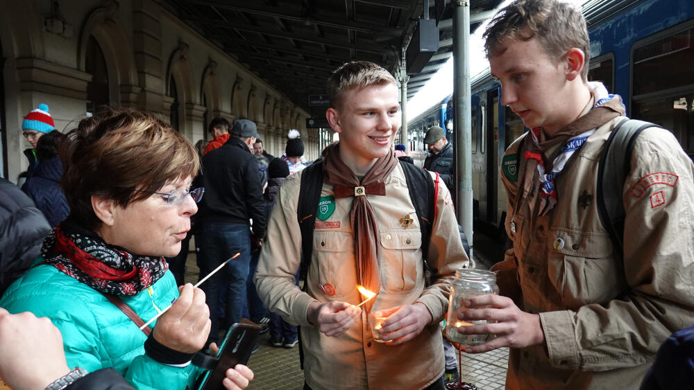 Jakub Cvejn (uprostřed) a Martin Kozubý, skauti, kteří doprovázeli Betlémské světlo na cestě do Liberce.