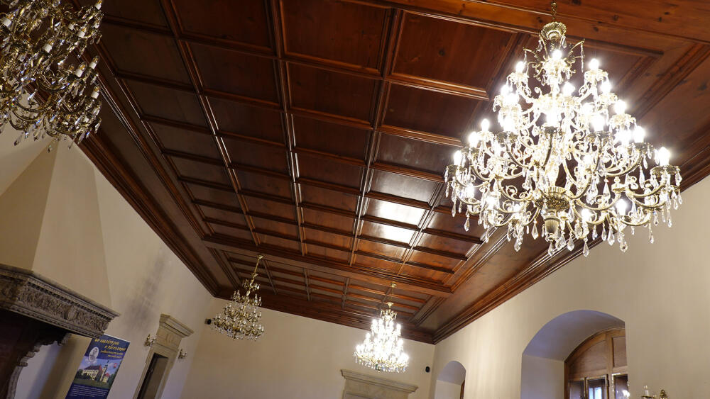 Zrekonstruované prostory obohatila lustry firma Glass Metal Bohemia z Brniště.