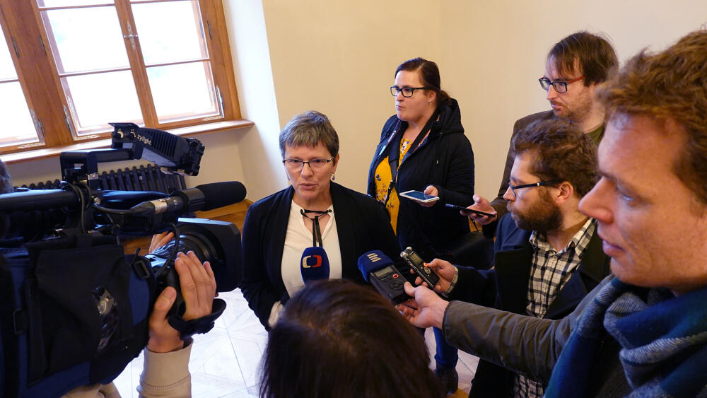 Renata Mauserová, městská historička a kronikářka, vysvětluje, co budou jednotlivé místnosti obsahovat.
